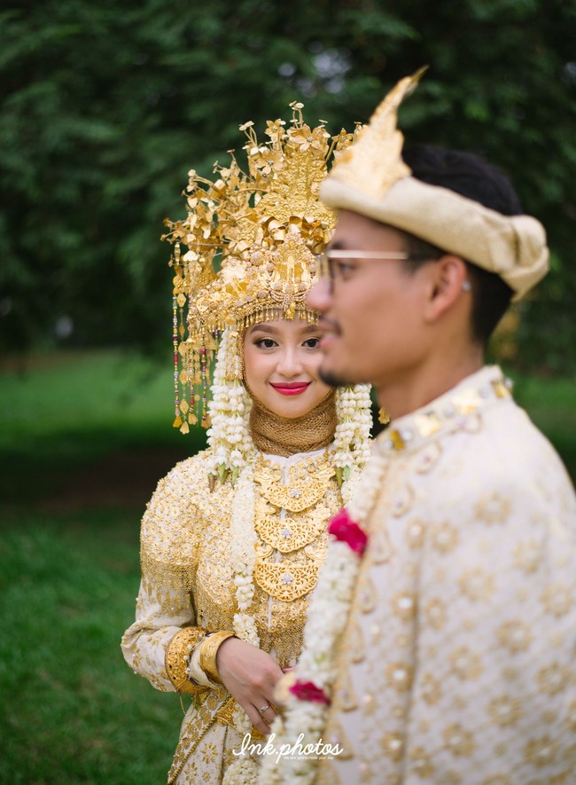 Make Up Artis (MUA) Carolina Septerita merias wajah Gita tanpa membuat wajahnya manglingi. Eyeshadow bernuansa kuning dan bibir merah membuat tampilan Gita sore hari itu terlihat segar. Foto: Ink Photos (Instagram @ink.photos)