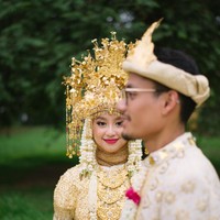 Make Up Artis (MUA) Carolina Septerita merias wajah Gita tanpa membuat wajahnya manglingi. Eyeshadow bernuansa kuning dan bibir merah membuat tampilan Gita sore hari itu terlihat segar. Foto: Ink Photos (Instagram @ink.photos)