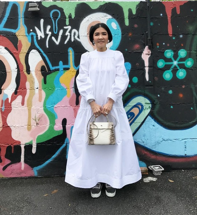 Selain seri Birkin, Monlahcha Skulthai juga tas Hermes Kelly Niloticus Crocodile seperti milik Syahrini yang harganya juga bisa mencapai Rp 2 miliar. (Foto: Instagram @ au_skulthai)