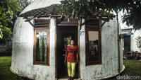 Rumah-rumah kubah itu dapat menahan gempa, angin dan api karena memiliki fondasi 20 cm di permukaan tanah dan ditutupi dengan rangka besi yang berjumlah hingga 200 rangka besi dan memiliki diameter 7 meter dan ketinggian 4,6 meter ke rumah kubah. Dok.Detikcom.
