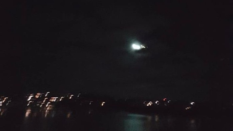 Ratusan Warga di NSW dan Victoria Laporkan Penampakan Meteor Ratusan Warga di NSW dan Victoria Laporkan Penampakan Meteor