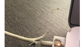 Charger MacBook pun juga mengalami hal serupa. Foto: Twitter
