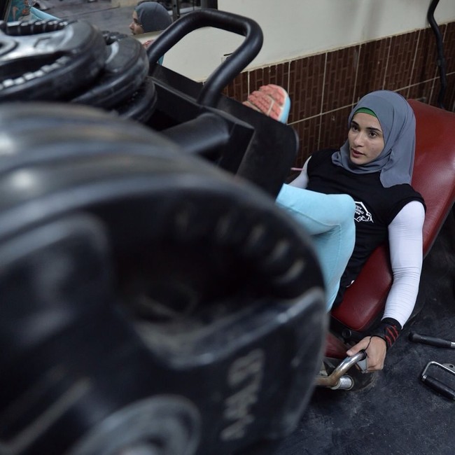 Kaos lengan panjang Essam padukan dengan baju olaharaga tanpa lengan. Untuk hijab ia sering terlihat memakai pashmina dengan gaya turban. Foto: Instagram Khloud Essam