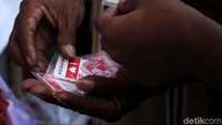 Stiker hingga pin bernuansa kecintaan terhadap Indonesia juga dijajakan.