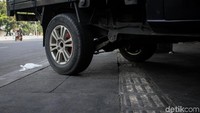 Tak jarang, kendaraan melindas paving block untuk dijadikan lahan parkir sehingga jalur khusus tersebut tak dapat dimanfaatkan sebagaimana seharusnya.