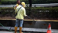 Beton tersebut disemprot dan disikat.
