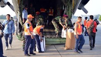 Sebagaimana diketahui pada Minggu (5/8/2018) pukul 18.46 Wita telah terjadi Gempa bermagnitudo 7 SR yang mengguncang Lombok Utara, NTB dan sekitarnya. Gempa berada di 8.25 LS,116.49 BT, sekitar 27 km di arah timur laut. Pusat gempa berada di kedalaman 10 kilometer. Hingga Senin dini hari (6/8/2018) pukul 02.30 WIB tercatat 82 orang meninggal dunia akibat gempa, ratusan orang luka-luka dan ribuan rumah rusak. Ribuan warga mengungsi ke tempat yang aman. Daerah yang terparah adalah Kabupaten Lombok Utara, Lombok Timur dan Kota Mataram. Istimewa/Dok. Dispen Kormar.