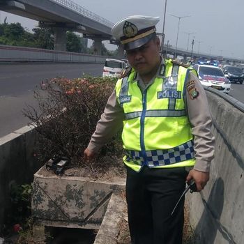 Polisi menunjukkan lokasi penemuan mayat di Tol Halim