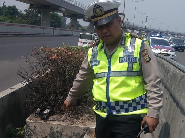 Mayat Pria Membusuk di Tol Halim Diduga Tewas Sejak 5 Hari Lalu Mayat Pria Membusuk di Tol Halim Diduga Tewas Sejak 5 Hari Lalu