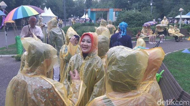Tampak istri Gubernur terpilih Jawa Barat Ridwan Kamil, Atalia Praratya, tetap menyaksikan acara meski hujan