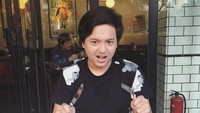Salmon panggang, mashed potato dan sayuran jadi santapan pilihan Arsy. Semoga Menyenangkan Ya Malam Minggunya, katanya di keterangan foto. Foto: Instagram arsywidianto