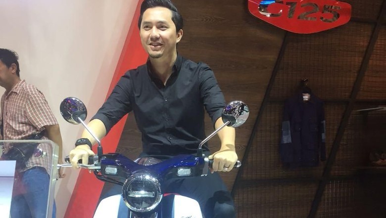 Ananda Omesh dan Honda Super Cub 125 (Foto: istimewa) Ananda Omesh dan Honda Super Cub 125 (Foto: istimewa)
