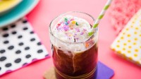 Es kopi ini ditambah dengan satu sendok krim kental dan krim kocok sebagai topping. Mirip minuman anak-anak. Foto: Pinterest