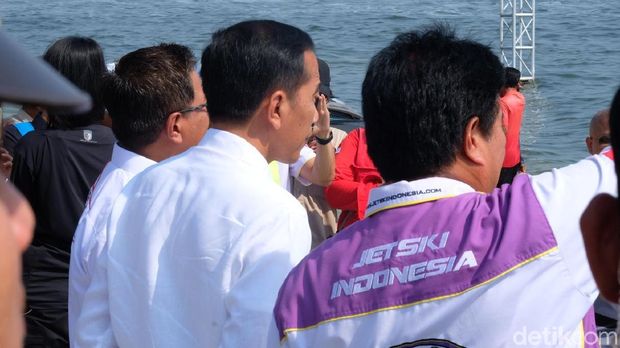 Selain venue jetski, Jokowi juga meninjau venue berlayar