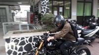 Ariel datang dengan menggunakan sepeda motor. Foto: Dony Indra Ramdhan