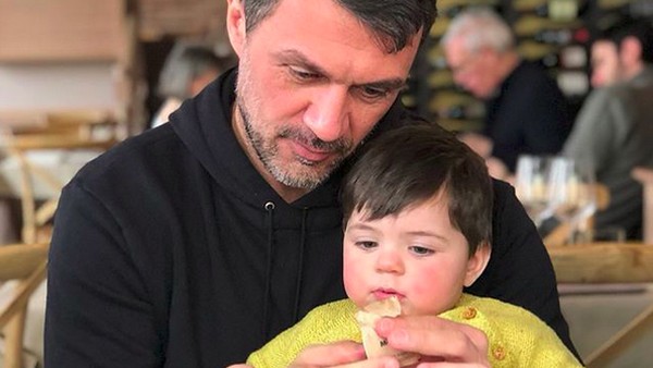 Kebapakan Banget! Saat Paolo Maldini Main Bareng Anak-anak