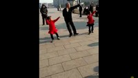 Kalau yang ini sih jadi keren dan lucu. Kakek ini nge-dance bersama anak-anak kecil. Walaupun sudah tua, tapi gerakan kakek ini nggak kalah lho. (Foto: YouTube)