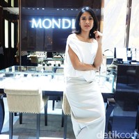 Untuk urusan gaya, Dian Sastrowardoyo memang selalu sukses memukau. Bahkan dalam balutan gaun putih yang sederhana sekalipun. Seperti gayanya yang satu ini. (Foto: Daniel Ngantung/Wolipop)