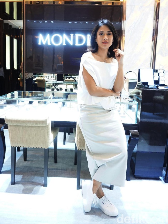 Untuk urusan gaya, Dian Sastrowardoyo memang selalu sukses memukau. Bahkan dalam balutan gaun putih yang sederhana sekalipun. Seperti gayanya yang satu ini. (Foto: Daniel Ngantung/Wolipop)