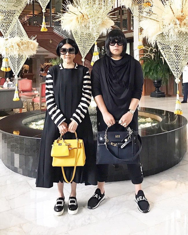 Monlahcha Skulthai berpose bersama pemilik akun Instagram @peepy_and_mother_lee yang juga populer sebagai kolektor Hermes. (Foto: Instagram @ au_skulthai)
