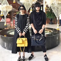 Monlahcha Skulthai berpose bersama pemilik akun Instagram @peepy_and_mother_lee yang juga populer sebagai kolektor Hermes. (Foto: Instagram @ au_skulthai)
