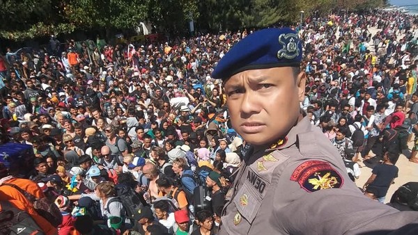 Jumlah ini kemudian membengkak menjadi 2.000-2.700 orang. Menurut BNPB hal ini dipicu kekuatiran gempa dan tsunami susulan, padahal itu tidak benar adanya (Reuters) Jumlah ini kemudian membengkak menjadi 2.000-2.700 orang. Menurut BNPB hal ini dipicu kekuatiran gempa dan tsunami susulan, padahal itu tidak benar adanya (Reuters)