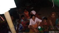 Di sini ada 200-an warga yang mengungsi. Dari tadi malam setelah gempa kita langsung ngungsi di sini, kata salah seorang warga, Afifudin saat ditemui di lokasi.