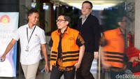 Yaya Purnomo keluar gedung KPK usai menjalani pemeriksaan, Senin (6/8).
