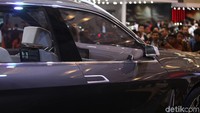 Kendaraan BMW X paling mewah ini hadir dengan bahan berkualitas tinggi, dan sistem infotainment mutakhir.