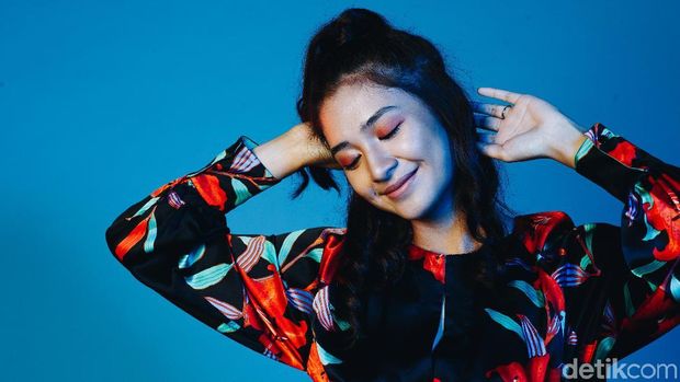 Mikha Tambayong saat pemotretan Celeb of The Month 