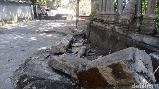 Gempa 7 SR Rusak Pura dan Menara Masjid di Lombok Barat