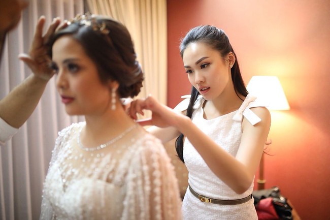 Saat resepsi, sepertinya Tasya sedikit mengubah penampilan. Dalam foto-foto yang memperlihatkan Tasya berdansa dengan Randi, bagian atas gaunnya terlihat beda. Foto: Instagram