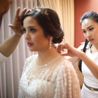 Saat resepsi, sepertinya Tasya sedikit mengubah penampilan. Dalam foto-foto yang memperlihatkan Tasya berdansa dengan Randi, bagian atas gaunnya terlihat beda. Foto: Instagram