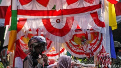 Pernak-pernik HUT RI Ramaikan Pasar Pagi Jakarta