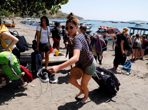 BNPB mengatakan ada 9 kapal bolak-balik membawa wisatawan dari Gili Trawangan, Gili Meno dan Gili Air ke Pelabuhan Bangsal (REUTERS/Beawiharta) BNPB mengatakan ada 9 kapal bolak-balik membawa wisatawan dari Gili Trawangan, Gili Meno dan Gili Air ke Pelabuhan Bangsal (REUTERS/Beawiharta)