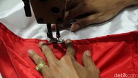 Tak hanya bendera, pesanan juga didominasi umbul-umbul khas merah putih.