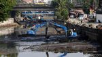 Lumpur Hitam Kali Besar Dikeruk