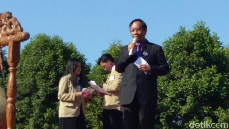 Mahfud MD Serukan Persatuan Saat Berorasi di Depan Ribuan Maba UGM Mahfud MD Serukan Persatuan Saat Berorasi di Depan Ribuan Maba UGM