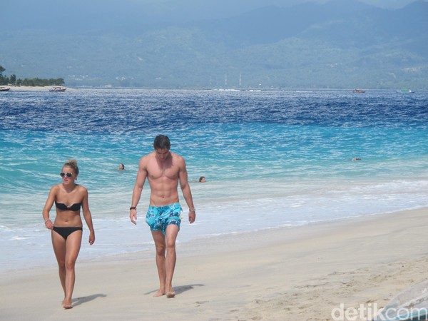 Pantainya berpasir putih nan berkontur landai. Bisa berenang, snorkeling sampai diving di sekitar Gili Trawangan (Afif Farhan/detikTravel) Pantainya berpasir putih nan berkontur landai. Bisa berenang, snorkeling sampai diving di sekitar Gili Trawangan (Afif Farhan/detikTravel)
