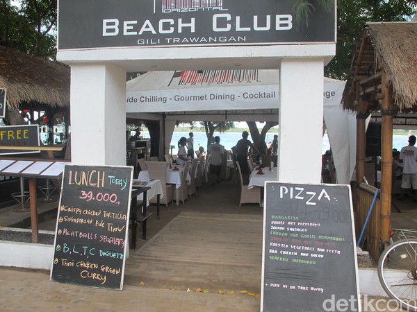 Deretan kafe dan restoran berjejer di sekitar pantai Gili Trawangan. Tinggal pilih yang sesuai budget dan selera (Afif Farhan/detikTravel) Deretan kafe dan restoran berjejer di sekitar pantai Gili Trawangan. Tinggal pilih yang sesuai budget dan selera (Afif Farhan/detikTravel)
