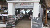 Deretan kafe dan restoran berjejer di sekitar pantai Gili Trawangan. Tinggal pilih yang sesuai budget dan selera (Afif Farhan/detikTravel)