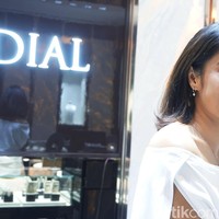 Garis leher bateau neck atau boat neck yang mirip seperti sabrina adalah satu kunci tren terkini. Pemicunya, gaun pengantin Givenchy yang dipakai Meghan Markle hadir dengan garis leher tersebut. Bateau neck mengekspos keindahan pundak dan bahu si pemakai. (Foto: Daniel Ngantung/Wolipop)