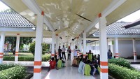 Petugas kesehatan merawat pasien di selasar Rumah Sakit Jiwa Mutiara Sukma pascagempa di Lombok Barat, Nusa Tenggara Barat. ANTARA FOTO/Zabur Karuru.