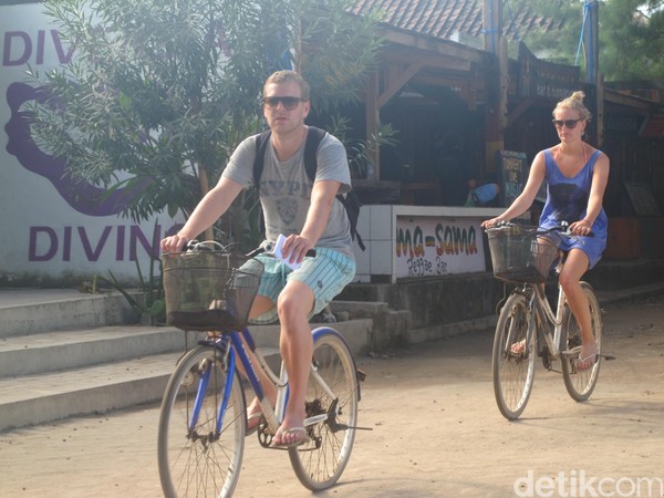 Gili Trawangan terkenal sebagai pulau tanpa polusi dan polisi. Tidak da kendaraan bermotor, transportasi utamanya adalah sepeda (Afif Farhan/detikTravel) Gili Trawangan terkenal sebagai pulau tanpa polusi dan polisi. Tidak da kendaraan bermotor, transportasi utamanya adalah sepeda (Afif Farhan/detikTravel)