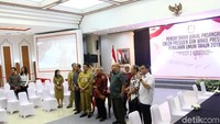 Terlihat hadir pula anggota KPU lainnya yaitu Hasyim Asyari, Evi Novida Ginting Manik, Viryan Aziz, Pramono Ubaid Thantowi, dan Ilham Saputra.