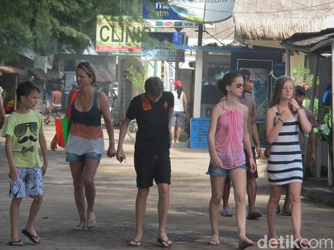Gili Trawangan yang jugasering dikunjungi turis bersama keluarganya