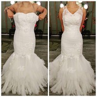 Baju pengantin jadul kadang kondisinya sudah tidak terlalu baik. Anda pun bisa memodifikasinya dengan memotong bagian yang rusak. Foto: Instagram Thegildedthimble