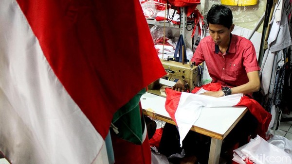 Penjahit Bendera Kebanjiran Pesanan Jelang HUT RI