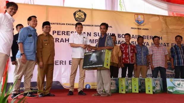 Jonan Resmikan Sumur Bor dan Bagikan Lampu Surya Gratis di Jambi