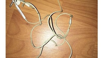 Tak cuma pengisi daya iPhone, kabel earpod pun juga rawan terkoyak. Foto: Twitter